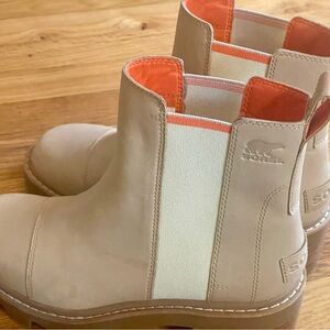 Sorel tan and orange Chelsea boot, size 9